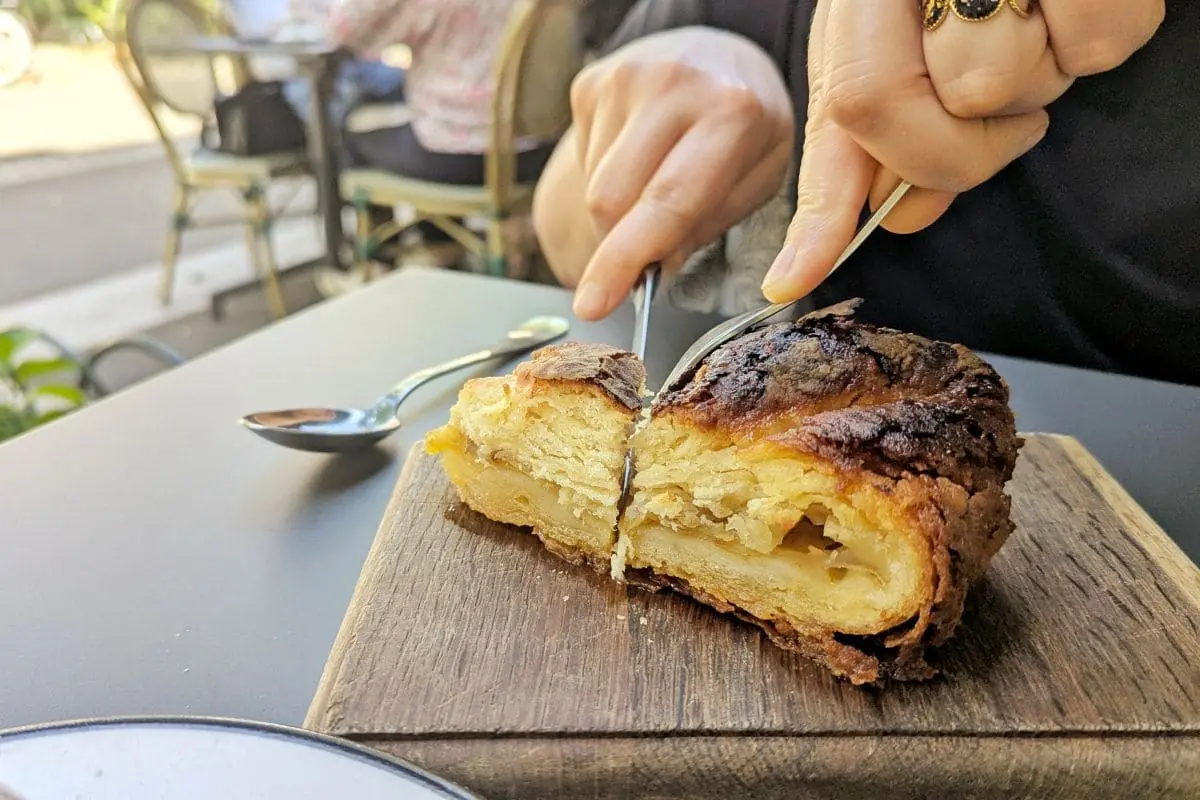 L’Andouille à Puteaux : j’ai testé cette terrasse bretonne le kouign-amann aux pommes bistrot breton l andouille a puteaux