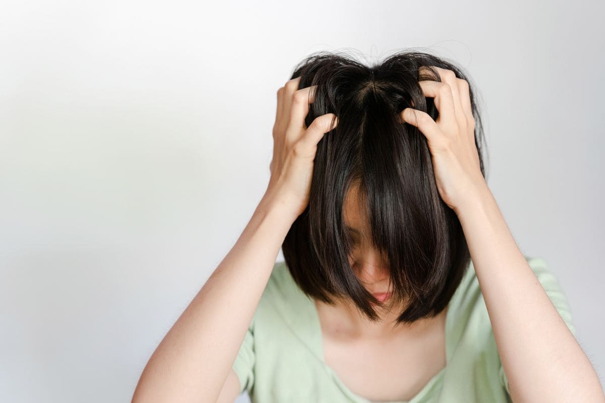 8 astuces pour limiter l’apparition des pellicules cuir chevelu qui gratte