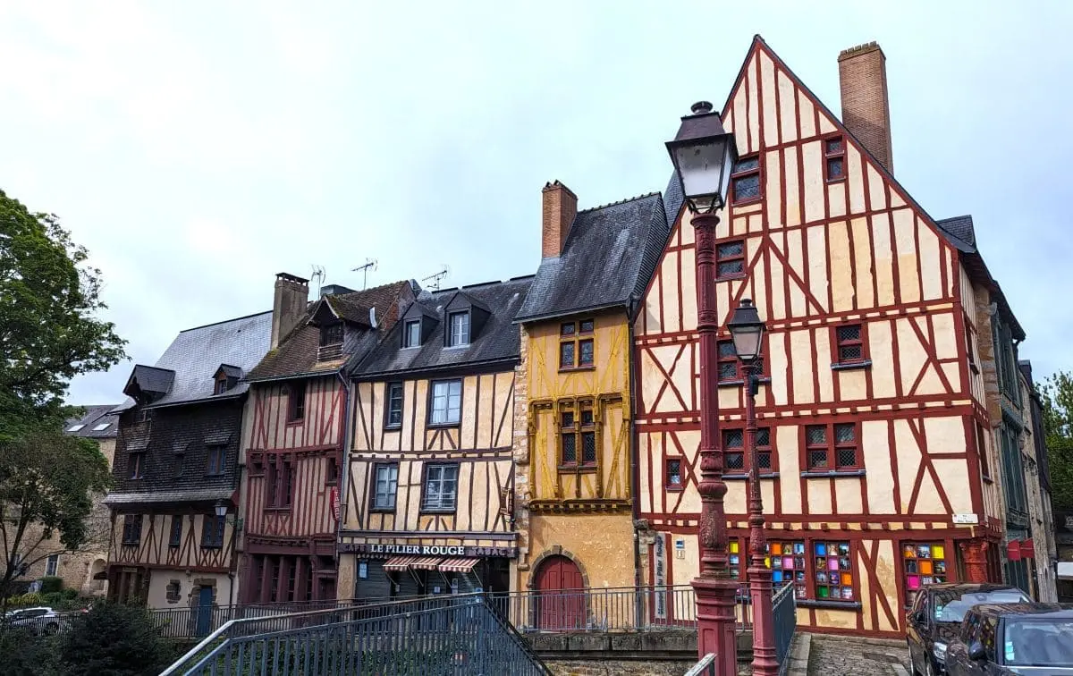 M24 : immersion au coeur des 24h du Mans le mans centre historique et maisons a pans de bois