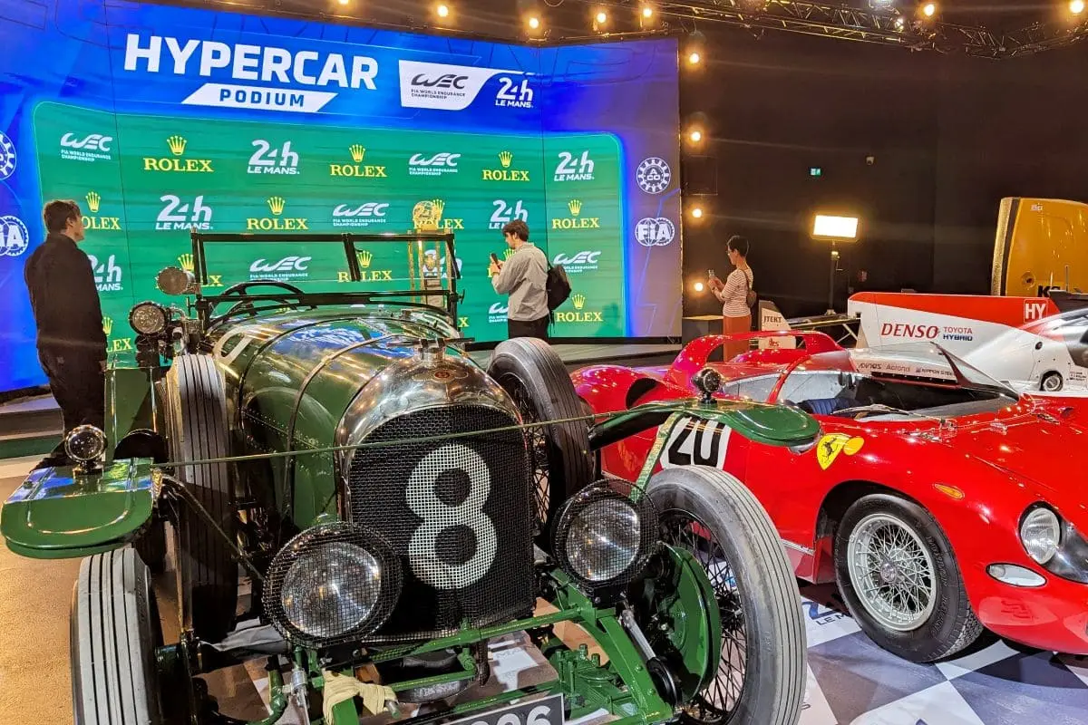 M24 : immersion au coeur des 24h du Mans reconstitution d un podium au musee M24