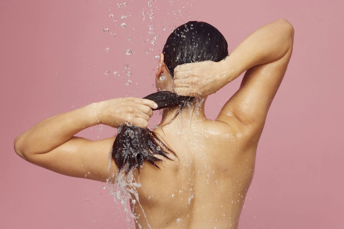 8 astuces pour limiter l’apparition des pellicules rincage des cheveux a l eau claire