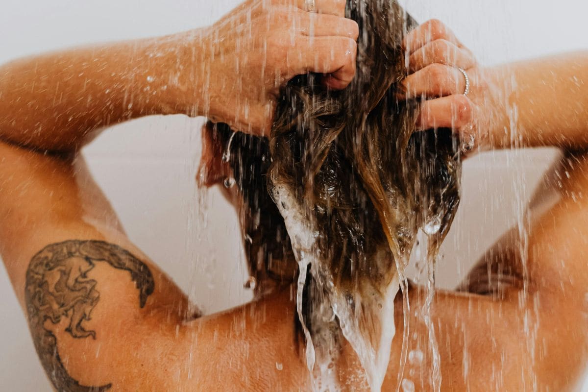 8 astuces pour limiter l’apparition des pellicules rincage abondant des cheveux