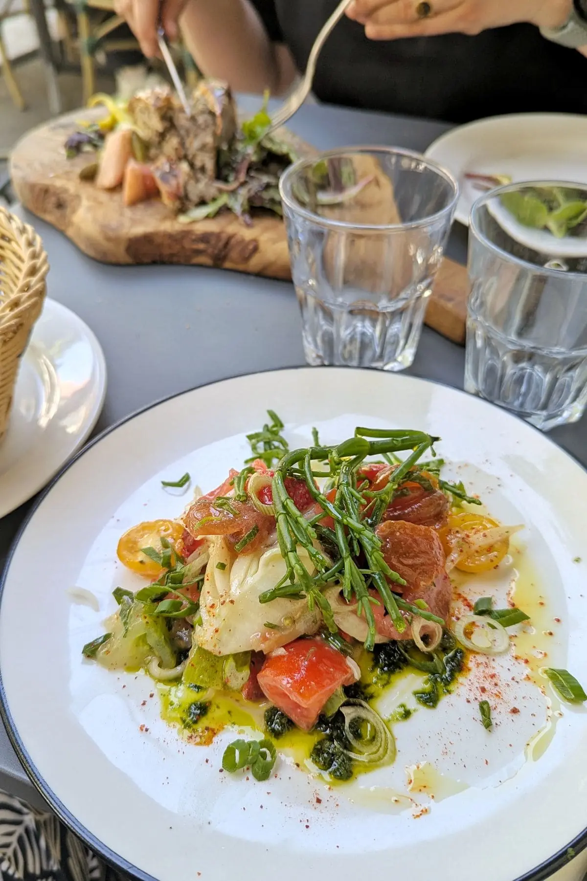 L’Andouille à Puteaux : j’ai testé cette terrasse bretonne salade de tomates fraise et salicorne servie au restaurant l andouille a puteaux