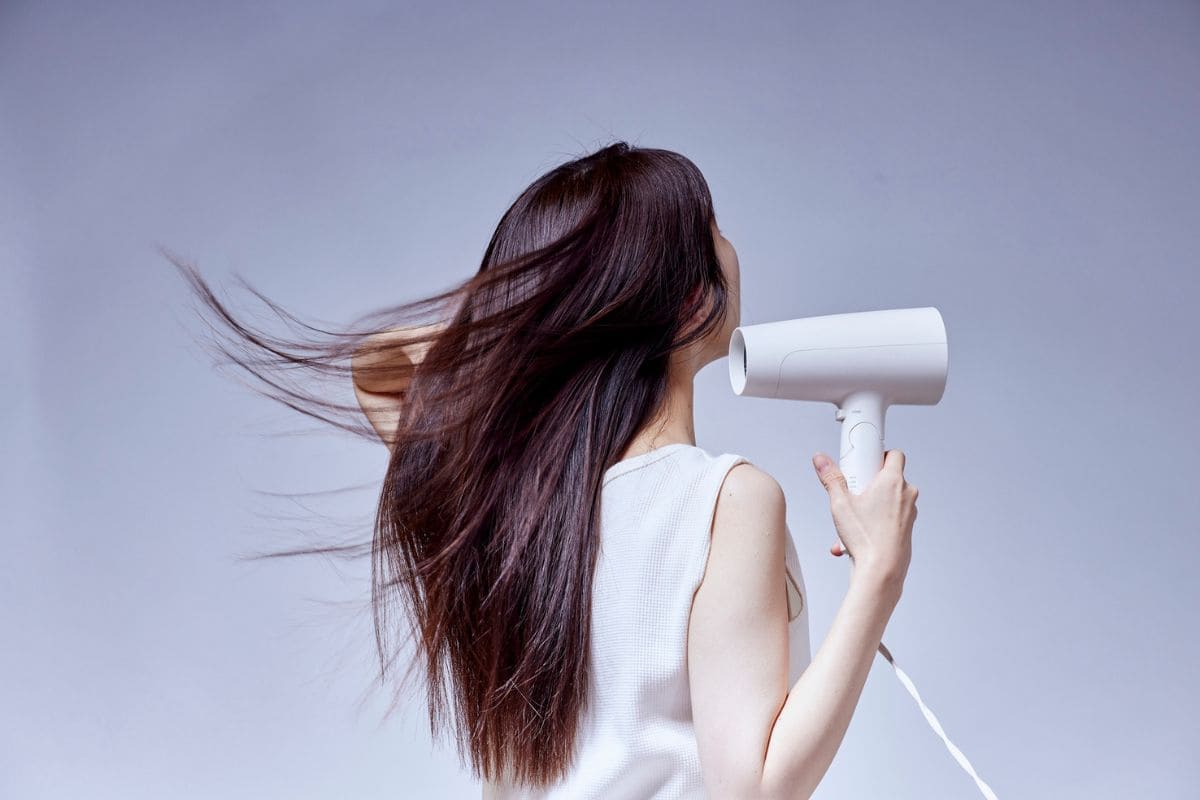 8 astuces pour limiter l’apparition des pellicules utiliser le bon seche cheveux
