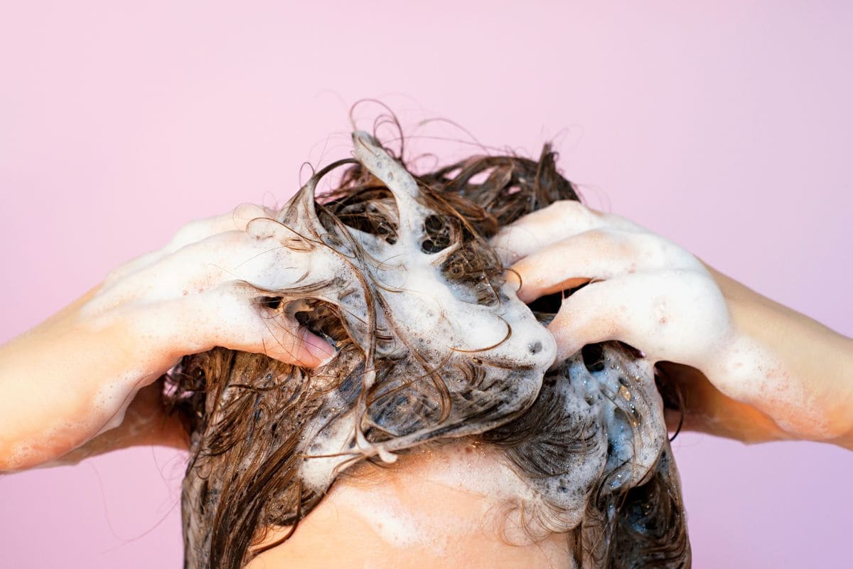 8 astuces pour limiter l’apparition des pellicules shampoings avec temps de pose