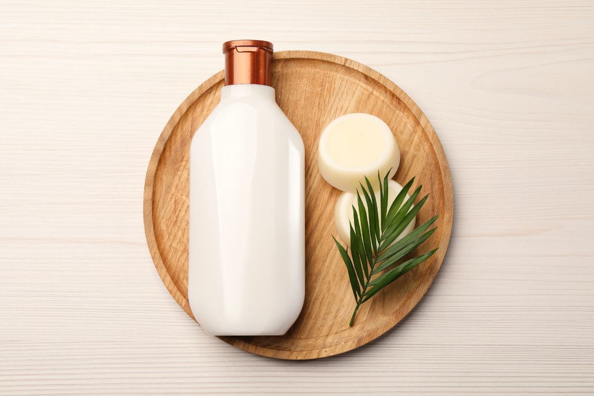 8 astuces pour limiter l’apparition des pellicules utiliser un shampoing doux