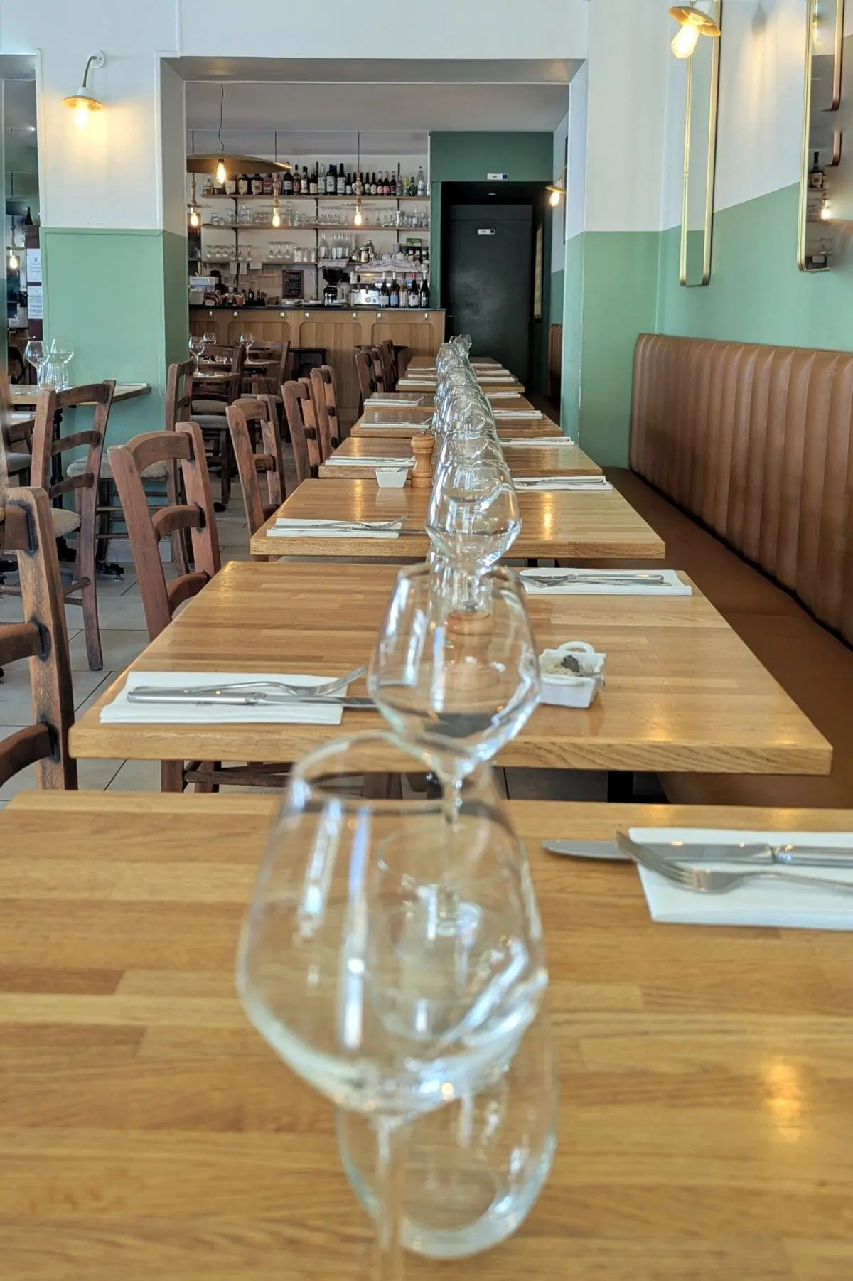 L’Andouille à Puteaux : j’ai testé cette terrasse bretonne tables dressees au restaurant l andouille a puteaux