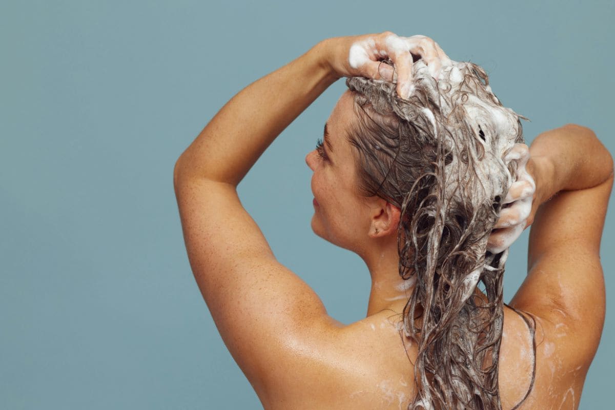8 astuces pour limiter l’apparition des pellicules trouver le bon shampoing anti-pelliculaire