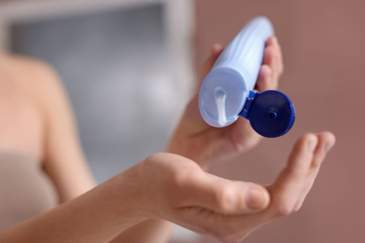 8 astuces pour limiter l’apparition des pellicules utiliser un shampooing anti pellicules a chaque lavage