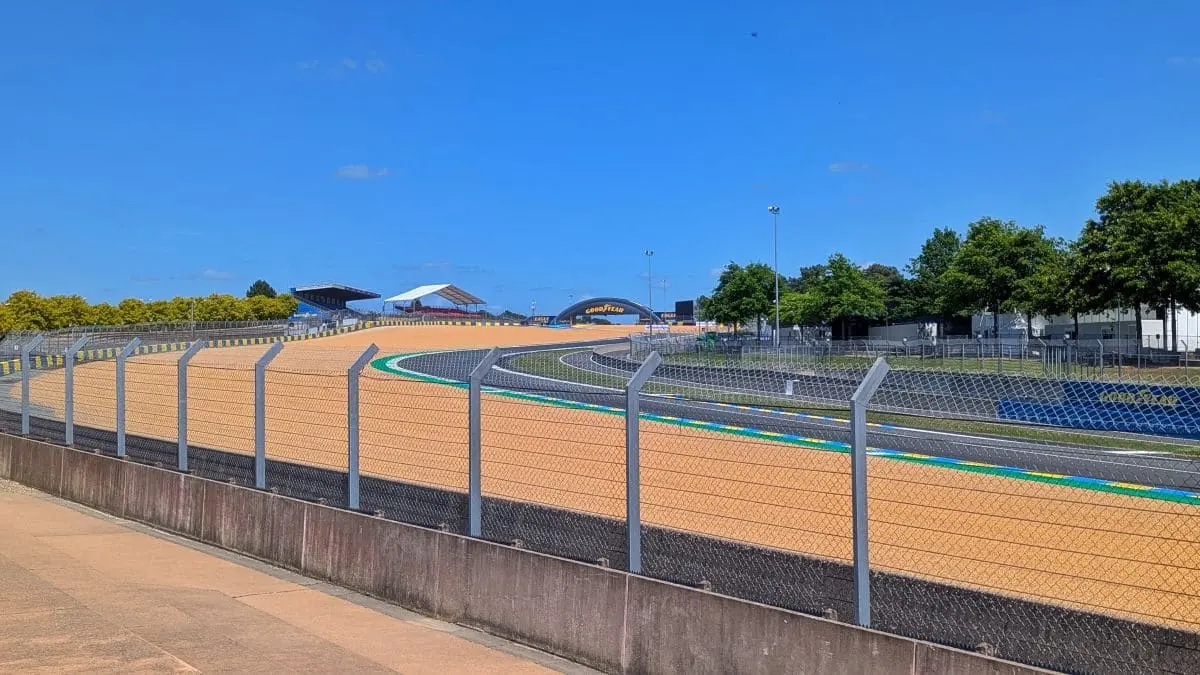 M24 : immersion au coeur des 24h du Mans virage mythique de la course les 24h du Mans