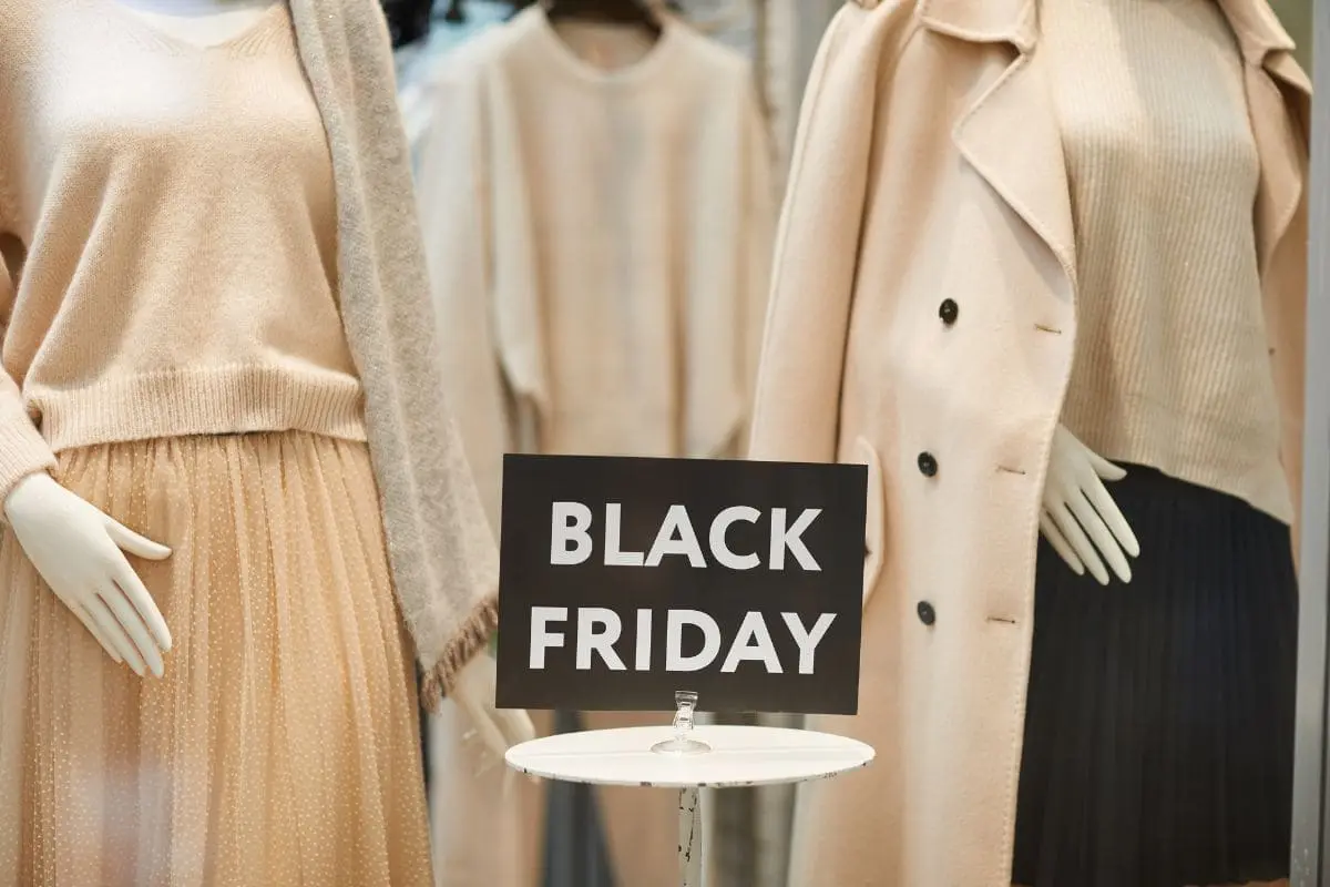 Bien s’habiller au travail : les bons réflexes mode à petit prix acheter ses vetements de bureau pendant le black friday ou les soldes
