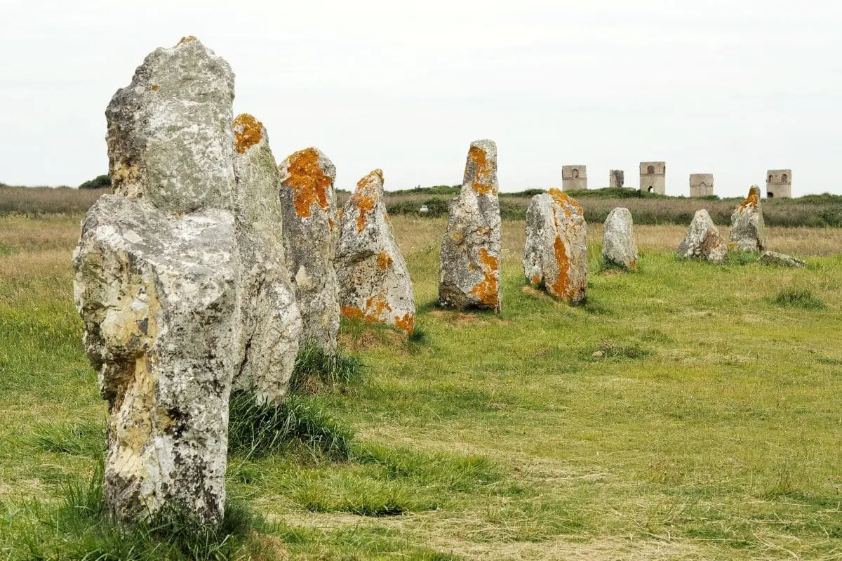 Visiter la presqu’île de Crozon : pépites et bons plans de Morgat à Camaret alignements megalithiques de lagatjar et ruines du manoir de pierre paul roux