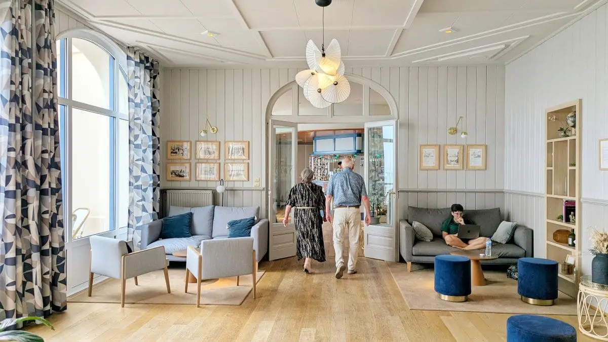 Visiter la presqu’île de Crozon : pépites et bons plans de Morgat à Camaret salon du grand hotel de la mer a morgat presqu ile de crozon