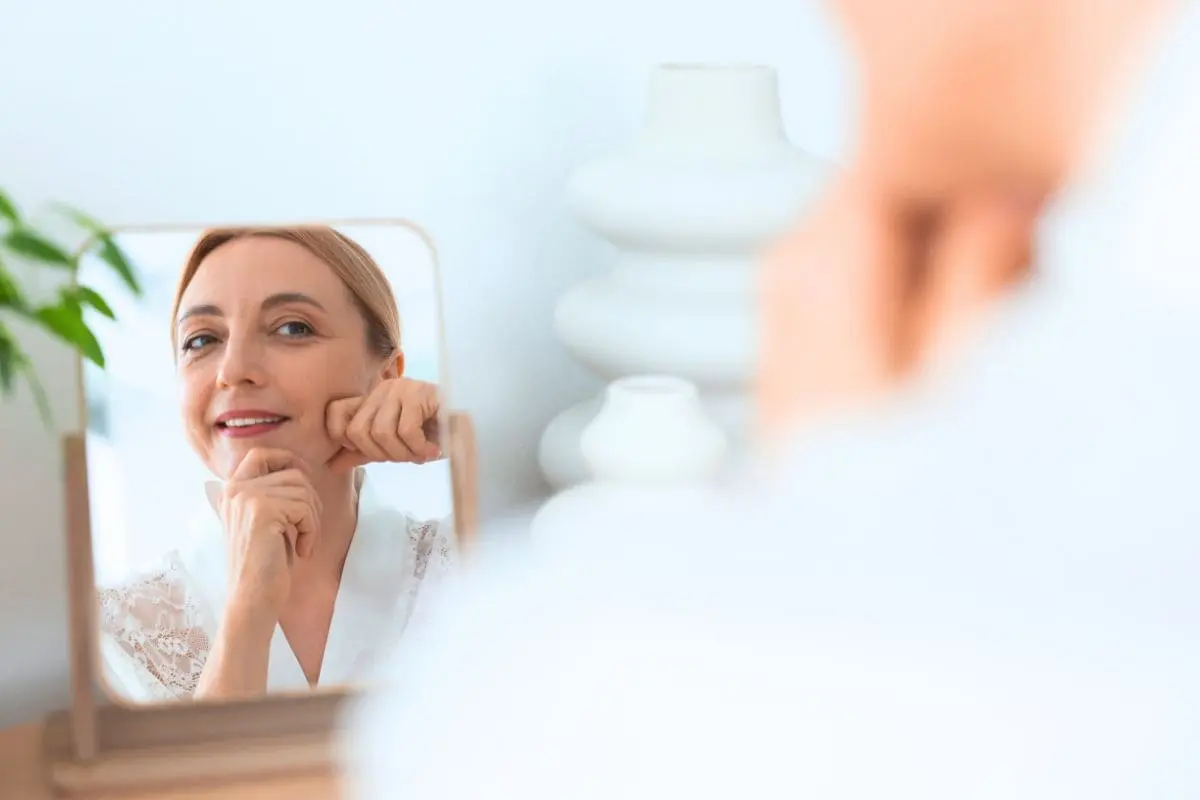 Comment construire une routine visage efficace contre le vieillissement cutané ? stimuler la circulation sanguine avec un auto massage