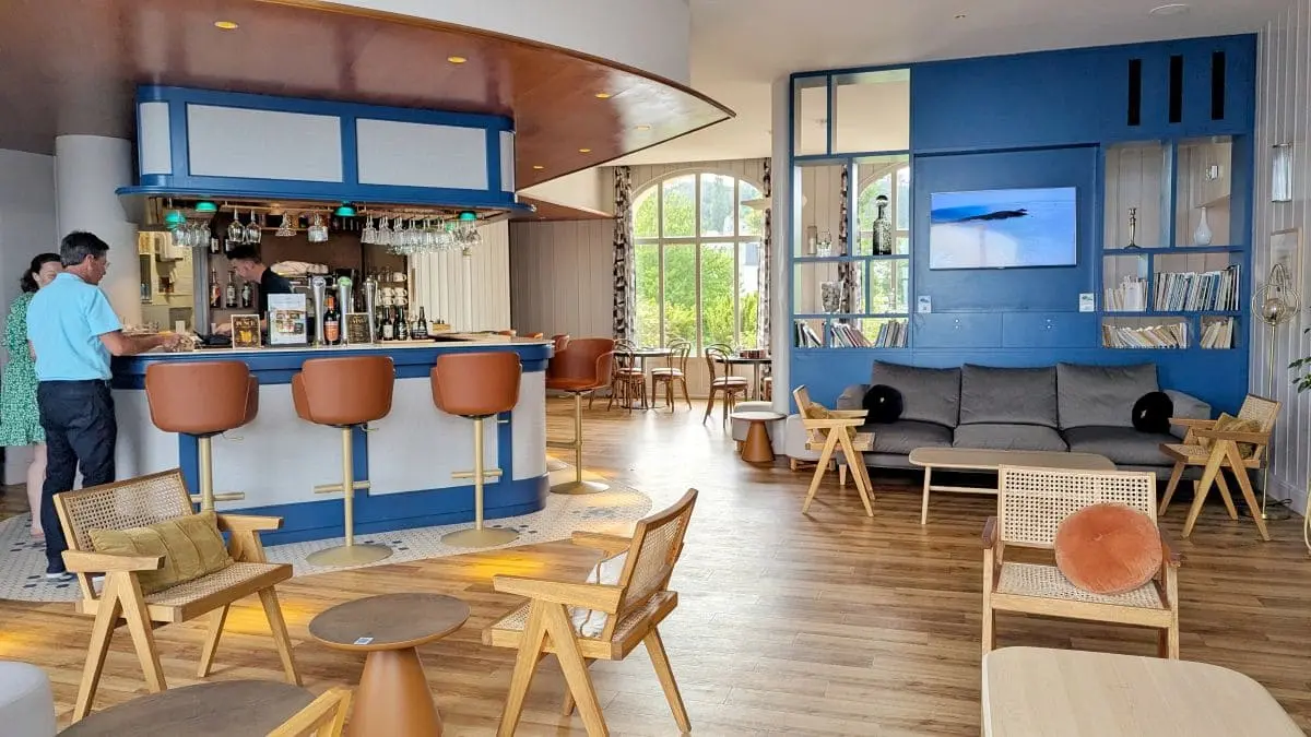 Visiter la presqu’île de Crozon : pépites et bons plans de Morgat à Camaret bar salon belambra grand hotel de la mer morgat crozon