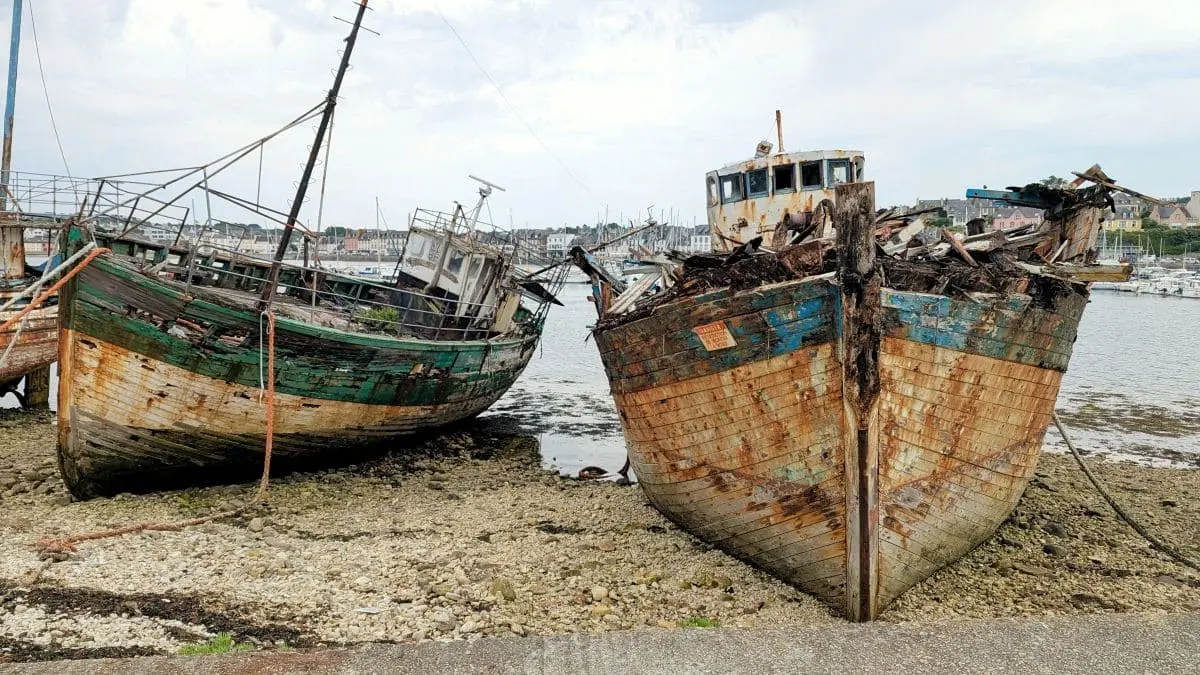 Visiter la presqu’île de Crozon : pépites et bons plans de Morgat à Camaret bateaux echoues cimetiere de bateaux de camaret sur mer