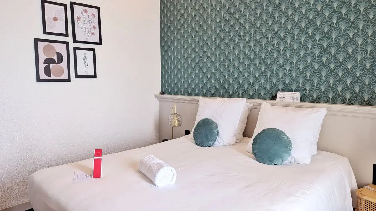 Visiter la presqu’île de Crozon : pépites et bons plans de Morgat à Camaret chambre du grand hotel de la mer a morgat presqu ile de crozon