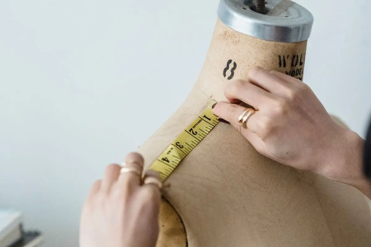 Bien s’habiller au travail : les bons réflexes mode à petit prix regarder l epaule pour choisir sa bonne taille de veste