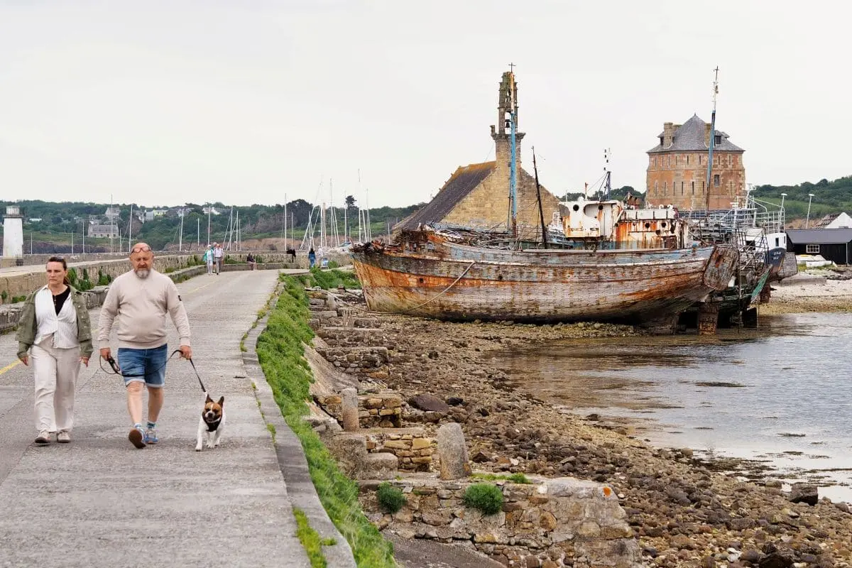 Visiter la presqu’île de Crozon : pépites et bons plans de Morgat à Camaret cimetiere de bateaux sur la jetee de camaret sur mer