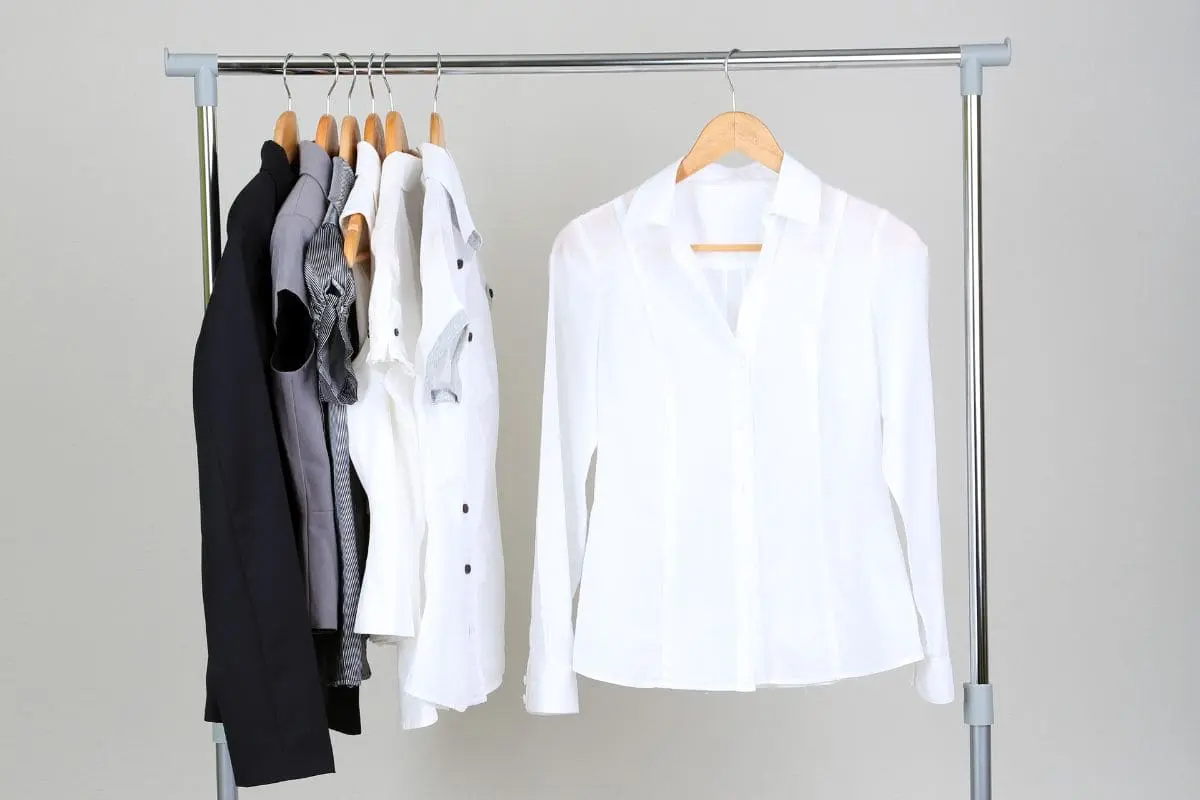 Bien s’habiller au travail : les bons réflexes mode à petit prix couleurs neutres des basiques dans une garde-robe de bureau