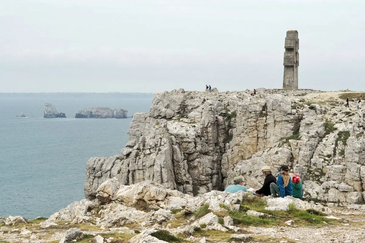 Visiter la presqu’île de Crozon : pépites et bons plans de Morgat à Camaret regarder la mer a la croix de pen hir finistere
