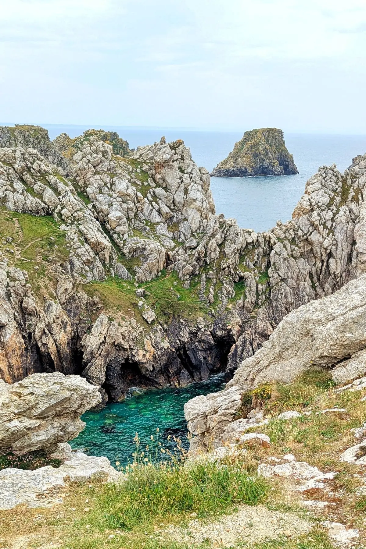 Visiter la presqu’île de Crozon : pépites et bons plans de Morgat à Camaret tas de pois pointe de pen hir mer turquoise