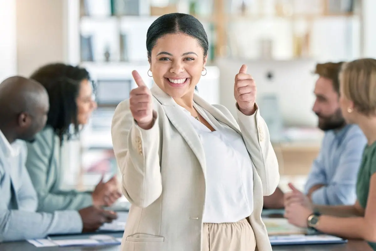 Bien s’habiller au travail : les bons réflexes mode à petit prix femme heureuse dans sa tenue de bureau