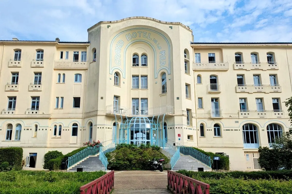 Visiter la presqu’île de Crozon : pépites et bons plans de Morgat à Camaret grand hotel de la mer belambra a crozon morgat