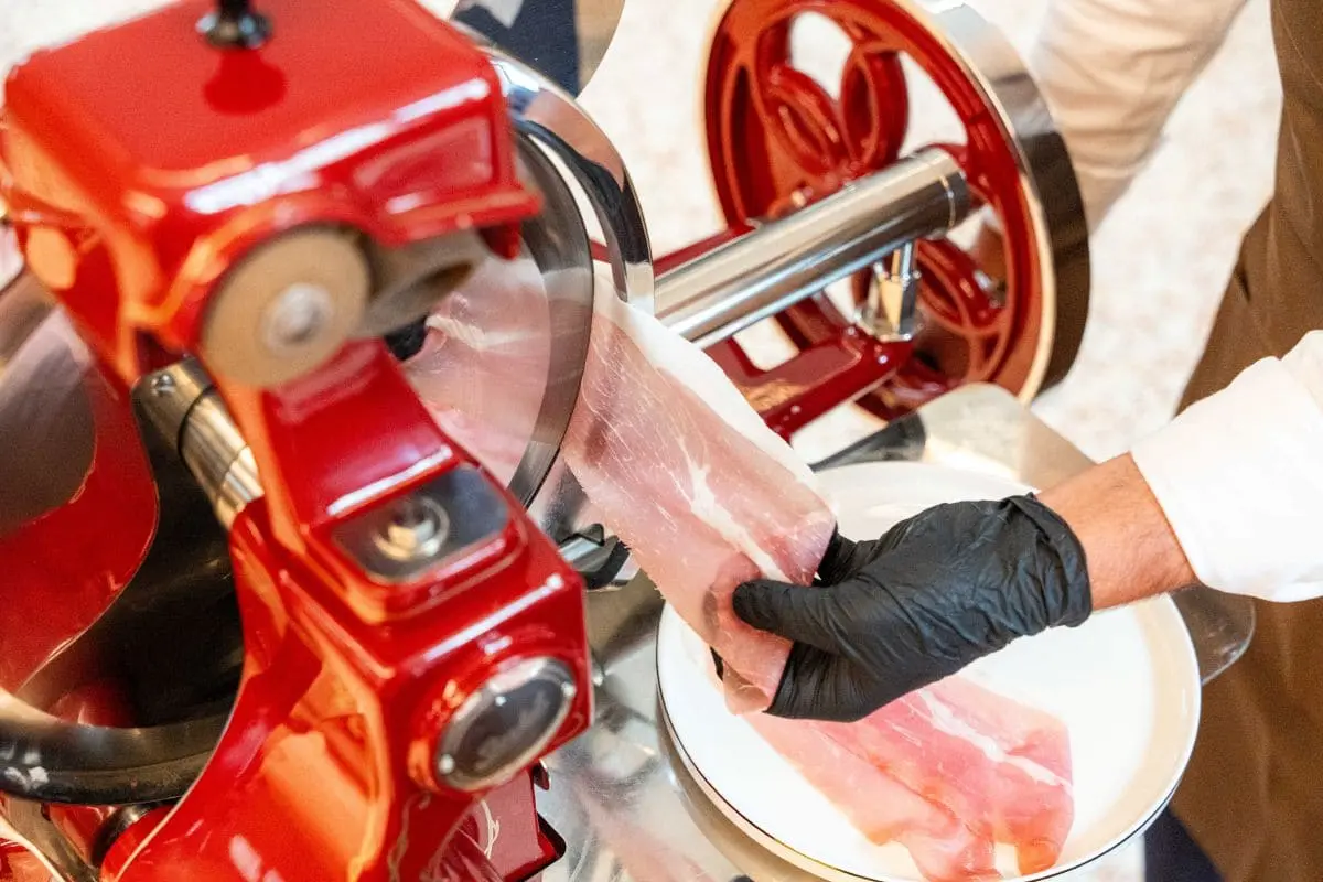 À la découverte du Prosciutto di San Daniele AOP la qualite du tranchage est importante pour bien deguster le prosciutto di san daniele dop