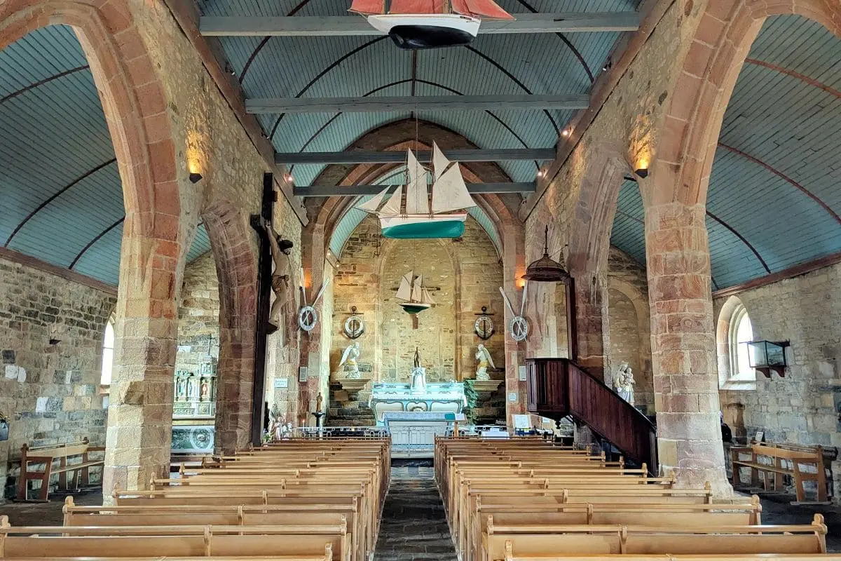 Visiter la presqu’île de Crozon : pépites et bons plans de Morgat à Camaret interieur chapelle rocamadour a camaret sur mer