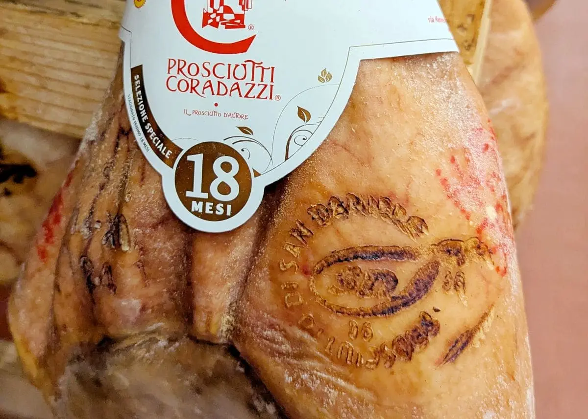 À la découverte du Prosciutto di San Daniele AOP marquage des cuisses de porc avec le sigle prosciutto di san daniele