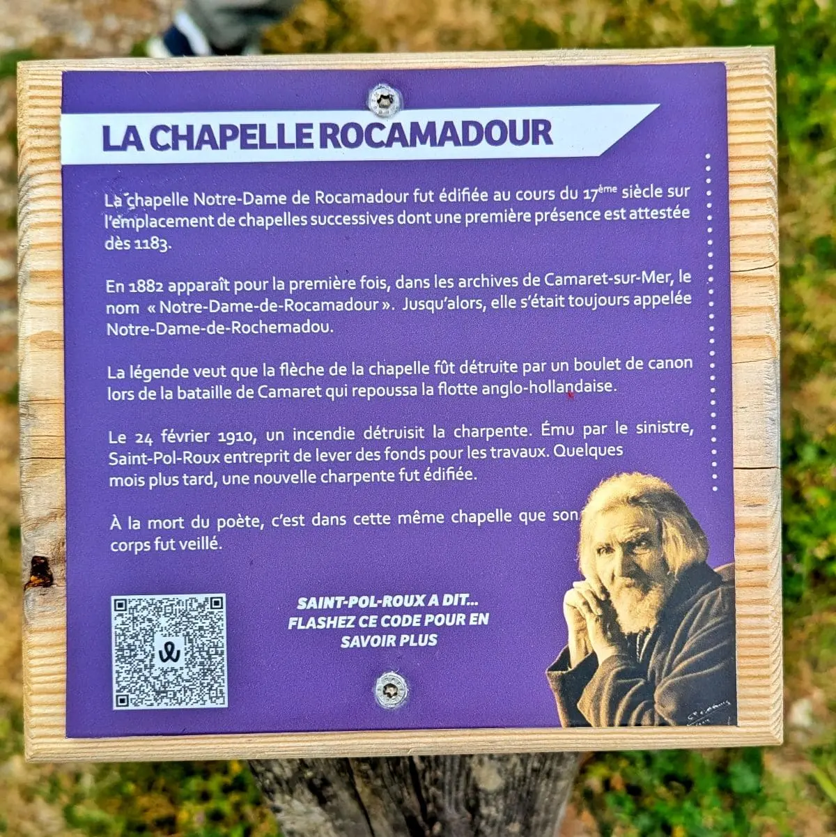 Visiter la presqu’île de Crozon : pépites et bons plans de Morgat à Camaret panneau informations touristiques a camaret sur mer
