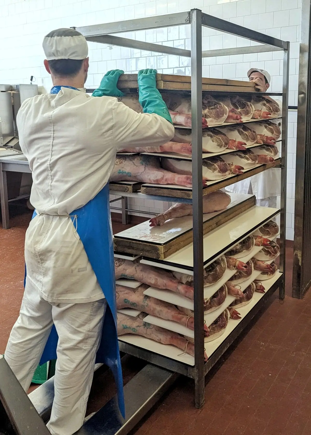 À la découverte du Prosciutto di San Daniele AOP fabrication du prosciutto di san daniele etape pressage