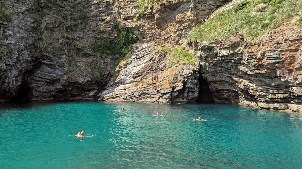 Visiter la presqu’île de Crozon : pépites et bons plans de Morgat à Camaret se baigne en mer au cap de la chevre avec catavoile