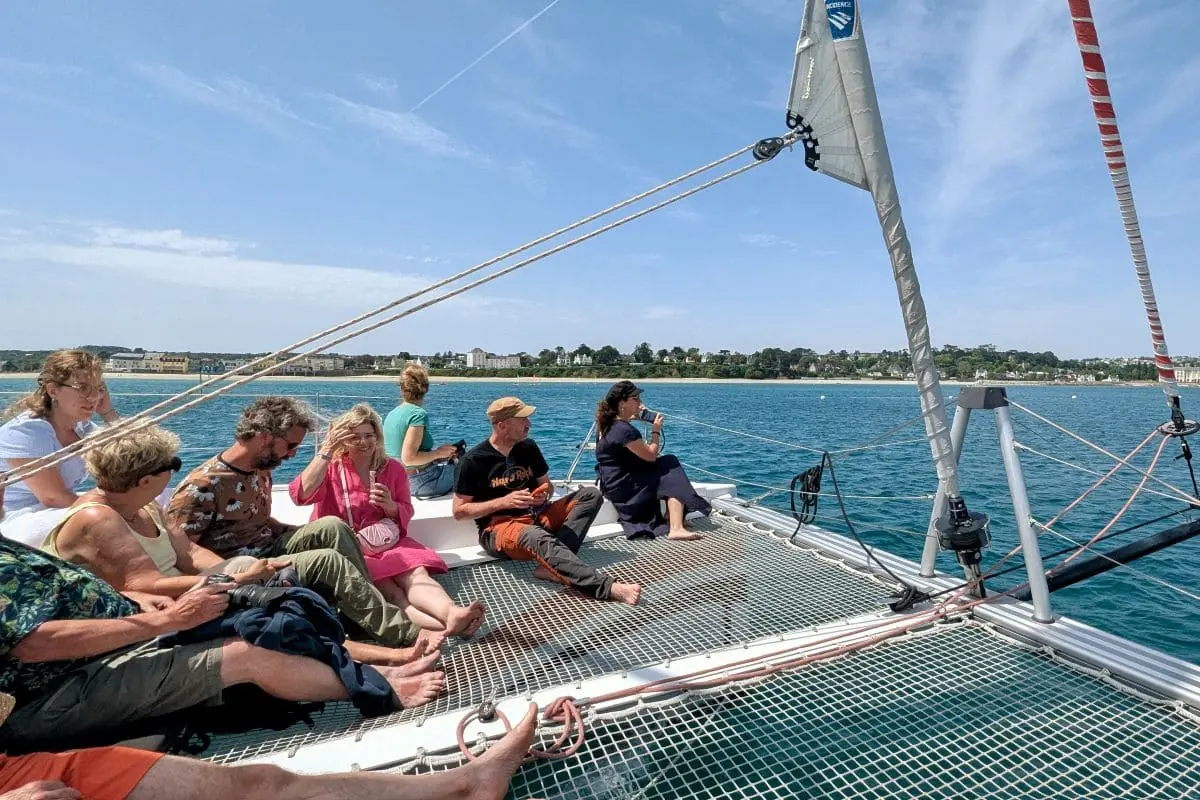 Visiter la presqu’île de Crozon : pépites et bons plans de Morgat à Camaret sortie en bateau avec catavoile depuis morgat
