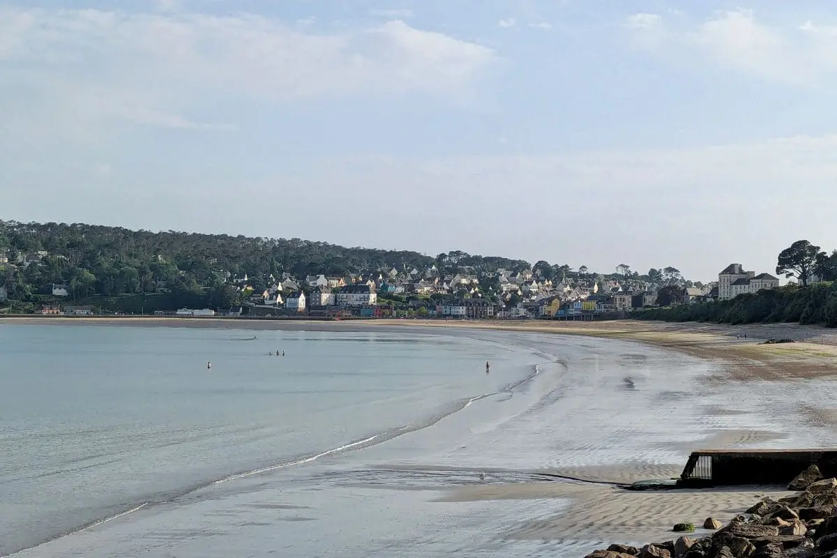 Visiter la presqu’île de Crozon : pépites et bons plans de Morgat à Camaret station balneaire de morgat en presqu ile de crozon bretagne