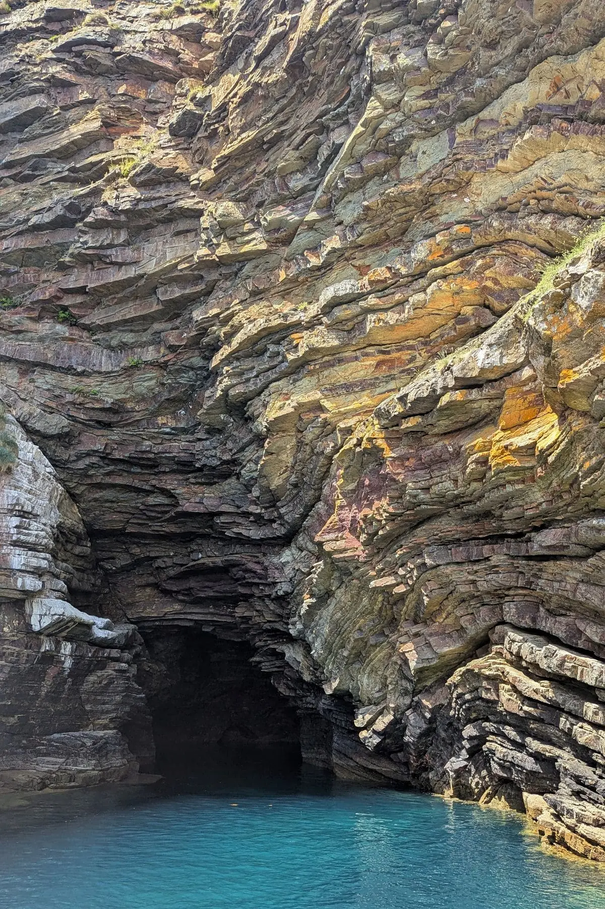 Visiter la presqu’île de Crozon : pépites et bons plans de Morgat à Camaret strates rocheuses de la presqu ile de crozon en bretagne