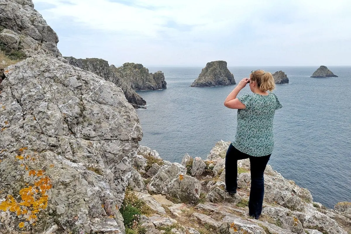Visiter la presqu’île de Crozon : pépites et bons plans de Morgat à Camaret admirer les tas de pois a la pointe de pen hir finistere