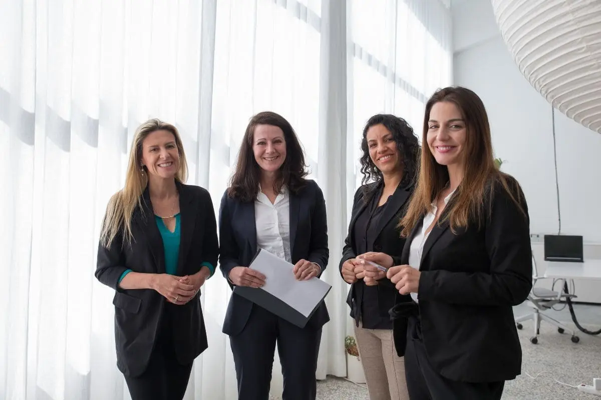 Bien s’habiller au travail : les bons réflexes mode à petit prix tenue de bureau formelle pour femme