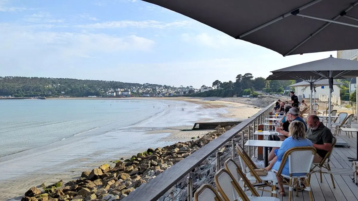 Visiter la presqu’île de Crozon : pépites et bons plans de Morgat à Camaret terrasse de l hotel belambre grand hotel de la mer a morgat