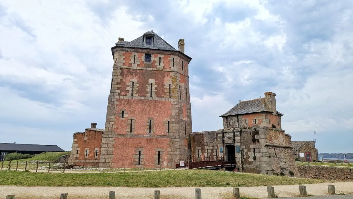 Visiter la presqu’île de Crozon : pépites et bons plans de Morgat à Camaret tour vauban a camaret sur mer