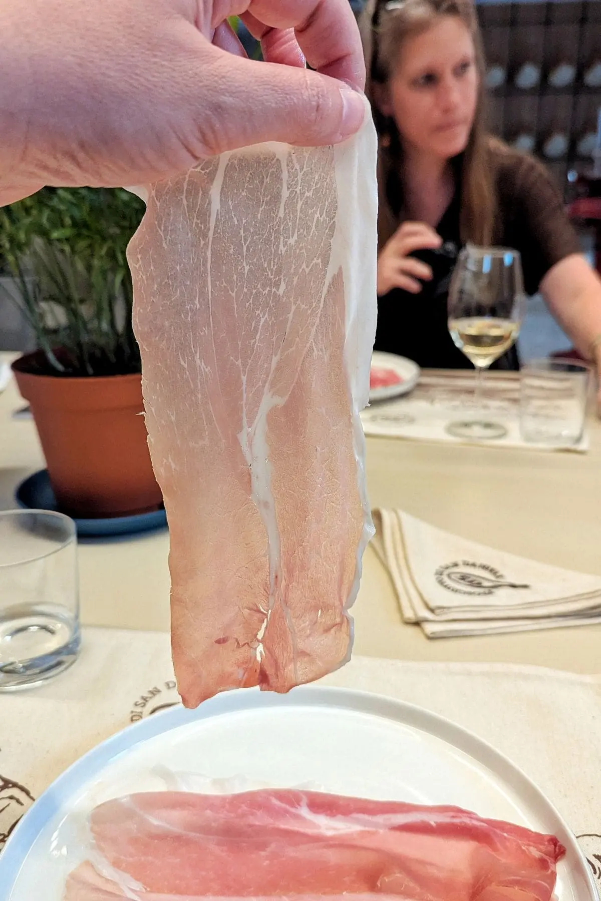 À la découverte du Prosciutto di San Daniele AOP la degustation ideale du jambon san daniele avec une tranche fine