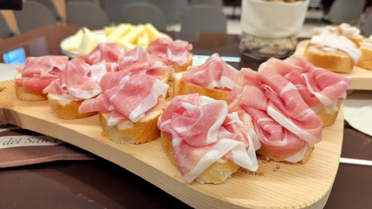 À la découverte du Prosciutto di San Daniele AOP planche gourmande composée de tartines de pain avec du jambon de san daniele en italie