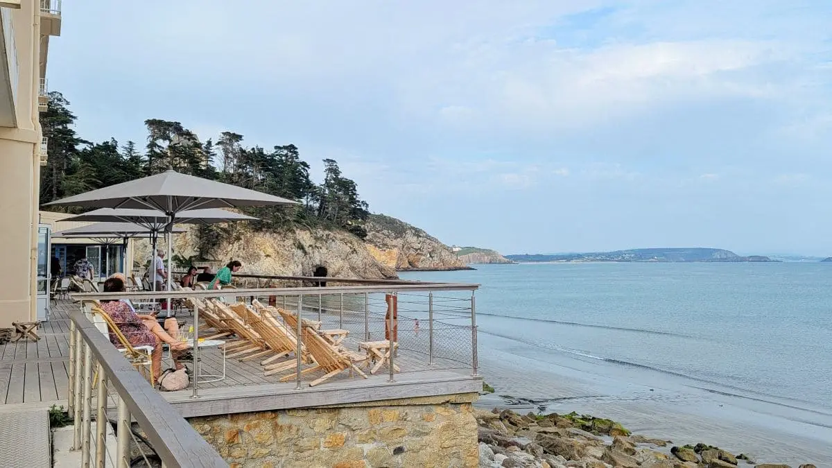 Visiter la presqu’île de Crozon : pépites et bons plans de Morgat à Camaret transat sur la terrasse du grand hotel de la mer a morgat