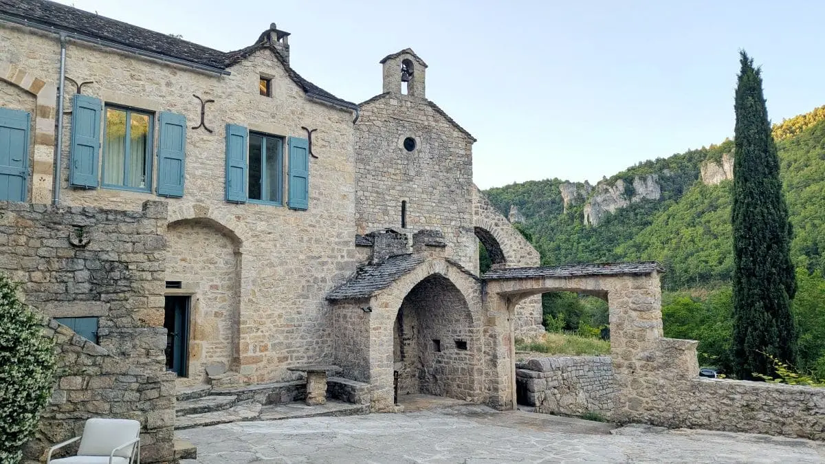 Visiter les Remparts du Larzac : escapade en Aveyron hermitage de la dourbie pres de nant dans le larzac