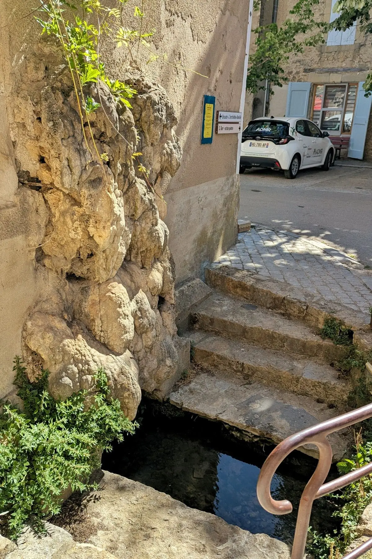 Visiter les Remparts du Larzac : escapade en Aveyron histoire de nant dans le larzac liee a l eau et aux canaux