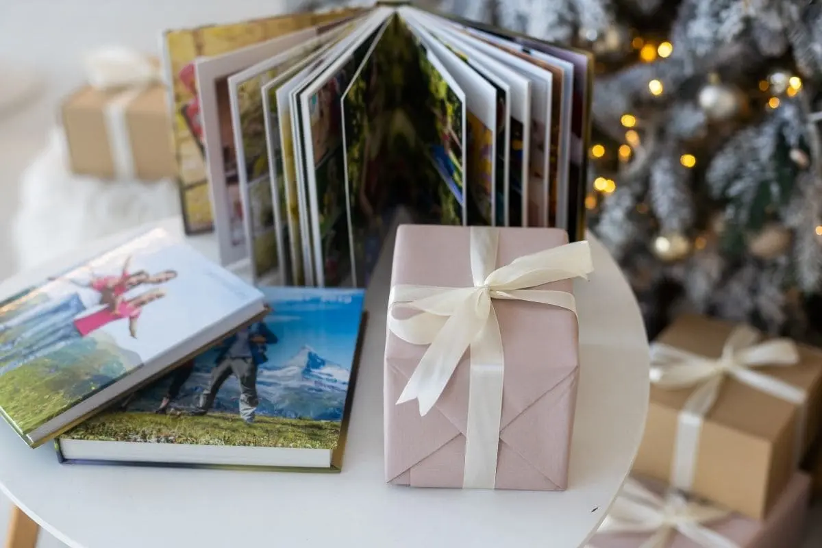 Que faire de ses photos de vacances ? 8 idées pour transformer ses souvenirs livre photo offert en cadeau de noel