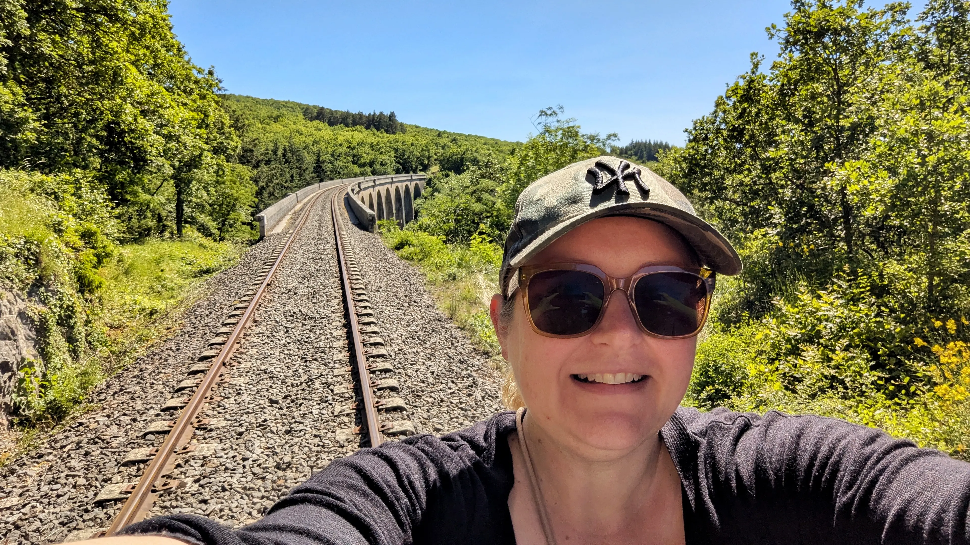 Visiter les Remparts du Larzac : escapade en Aveyron viaducs et tunnels a traverser en velorail sur les rails du larzac