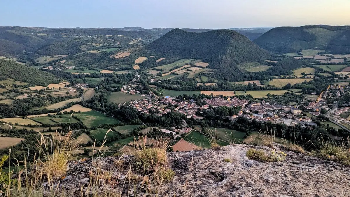 Visiter les Remparts du Larzac : escapade en Aveyron vue sur Nant et le saint-alban depuis le roc nantais en fin de journée