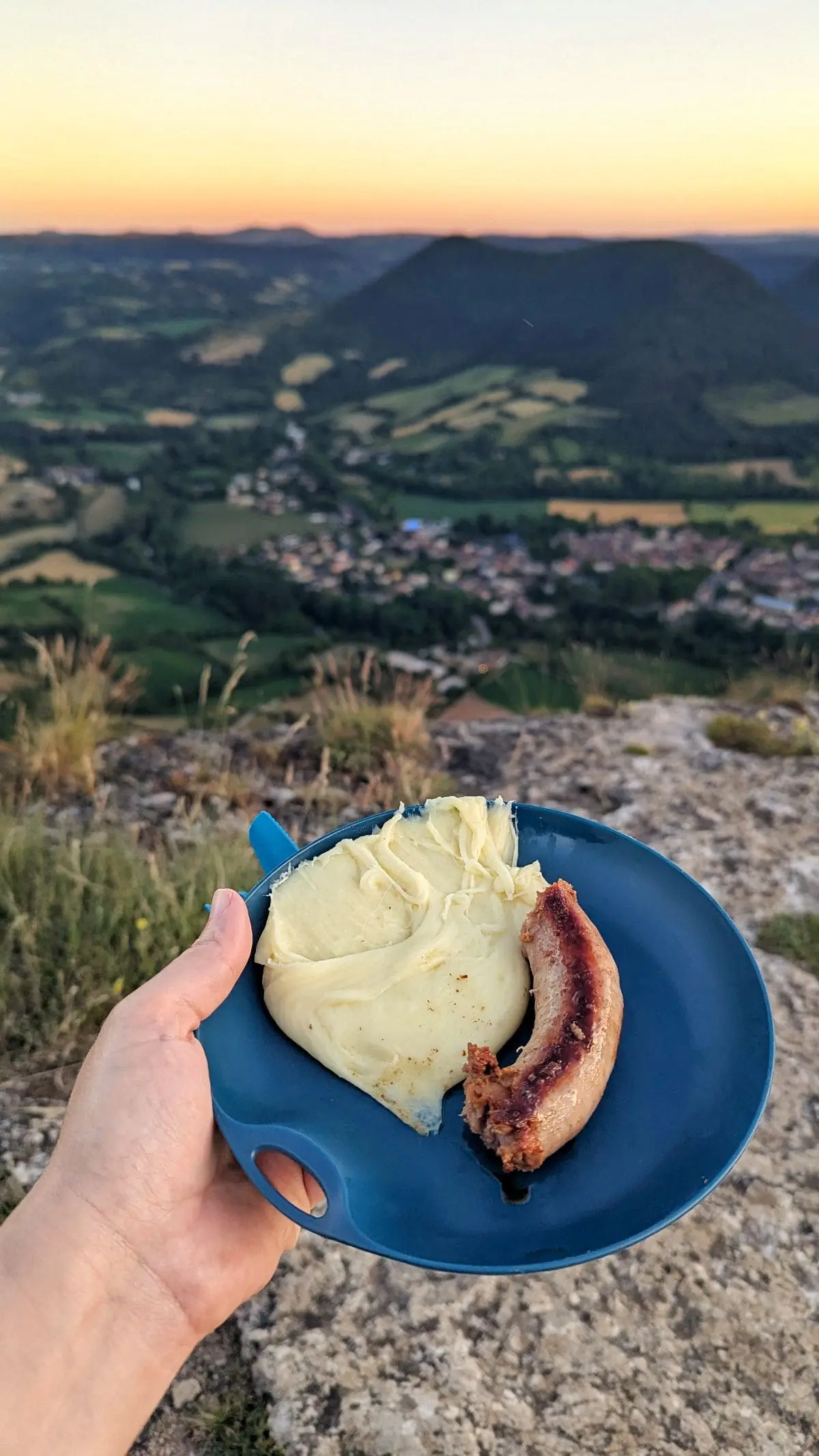 Visiter les Remparts du Larzac : escapade en Aveyron aligot saucisse avec vue depuis le roc nantais dans le larzac